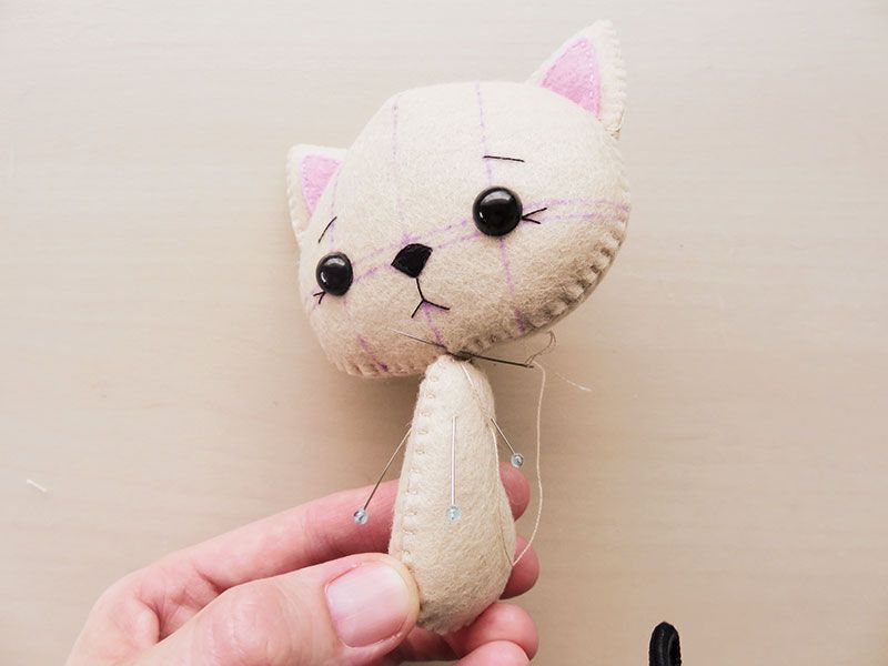 چگونه یک عروسک گربه نمدی درست کنیم؟