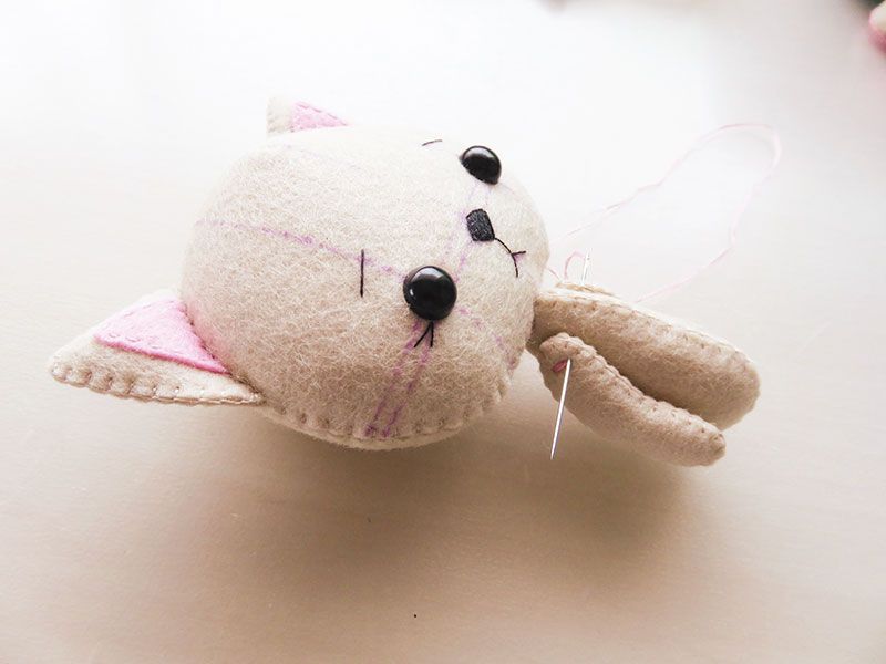 چگونه یک عروسک گربه نمدی درست کنیم؟