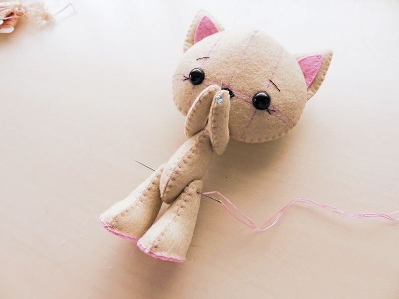 چگونه یک عروسک گربه نمدی درست کنیم؟