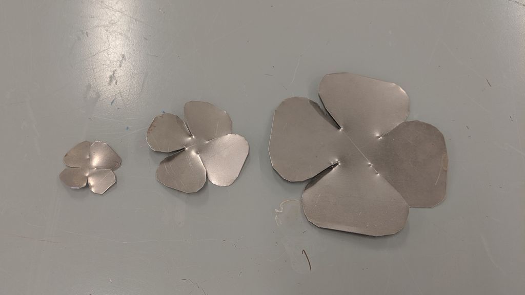 ساخت گل فلزی زیبا از ورق‌های فلزی بی‌استفاده